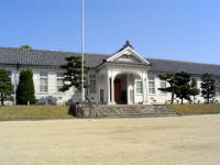 明治３３年に建てられた旧制中学校（現・上野高校）の画像